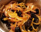 Foto del paso 19 de la receta: Lomo de cordero, con cebollas caramelizda, cirulas, pasas y crujiente de almendras