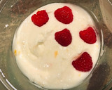 Foto del paso 2 de la receta: Desayuno saludable con yogur griego, mermelada y frambuesas