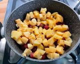 Une image de l'étape 3 de Compote de coings et groseilles à la vanille.