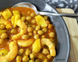 Foto del paso 7 de la receta: Potaje de garbanzos con sepia y langostinos al ajillo