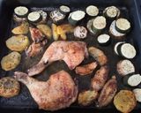 Foto del paso 1 de la receta: Muslos de pollo asados con patatas, berenjena y calabacín