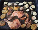 Foto del paso 1 de la receta: Muslos de pollo asados con patatas, berenjena y calabacín