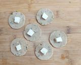 A picture of step 4 of Cheese wheat flour balls.