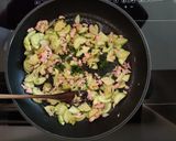 Foto del passaggio 2 della ricetta Riso venere con zucchine e salmone