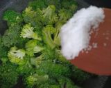 Foto langkah ke 2 dari resep Tumis Brokoli Jamur Wortel.