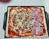 Foto del paso 12 de la receta: Pizza prosciutto con bordes rellenos de cheddar (masa en Thermomix)