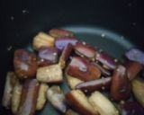 Foto langkah ke 2 dari resep Terong Ungu Tumis Bawang Putih.