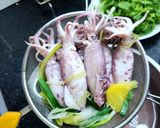 Hình bước làm 2 của món Mực cơm luộc chua cay