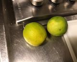 Une image de l'étape 3 de Crevettes marinées oignons de roscoff, ail fumé, citron vert, menthe et coco.