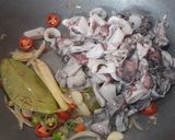 Foto langkah ke 2 dari resep Cumi Hitam Pedas.