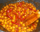 Foto del paso 7 de la receta: Salteado de garbanzos con pimiento rojo