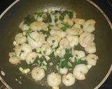 Foto del paso 1 de la receta: Tortilla de gambas con ajo y perejil
