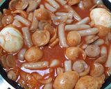 Foto langkah ke 5 dari resep Tteokbokki Sosis Bakso.