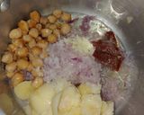 صورة لخطوة 3 من وصفة 🍲 طاجين الحمص بالكورجات والبطاطا المحشية