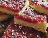 Une image de l'étape 8 de Carrés aux framboises croustillants.