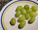 Foto del paso 1 de la receta: Chupa-chups de uvas bañadas de chocolate