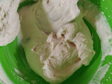 Tarta sin gluten de remolacha, nata y merengue