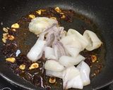 รูปขั้นตอนการทำที่ 3 ของ ปลาหมึกผัดพริกเผาไข่เค็ม