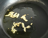 Foto del paso 5 de la receta: Almejas y langostinos con guisantes en salsa picante