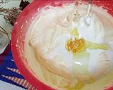 Foto langkah ke 2 dari resep Rainbow cake roll mini.
