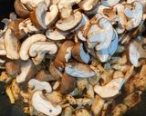 A picture of step 3 of Stir fried chicken breast with Shiitake mushrooms 香菇炒鸡胸.