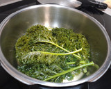 Foto del paso 1 de la receta: Tortilla de kale, calabacín y patata