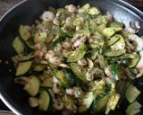 Foto del paso 5 de la receta: Salteado de langostinos, champiñones y calabacín