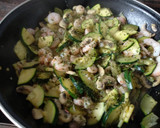 Foto del paso 5 de la receta: Salteado de langostinos, champiñones y calabacín