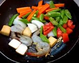 รูปขั้นตอนการทำที่ 3 ของ กุ้งเต้าหู้ ผัดถั่วลันเตา