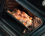 Foto del paso 5 de la receta: Contramuslos con patatas al horno
