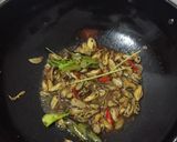 Foto langkah ke 4 dari resep Oseng Kerang Pedas Manis.