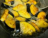 A picture of step 2 of Aloo Baingan.