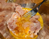 Foto del paso 3 de la receta: Hamburguesa de pollo al curry, cebolla caramelizada, queso-bacon