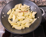 Foto del paso 5 de la receta: Flan de manzanas caramelizadas a la canela, sin leche