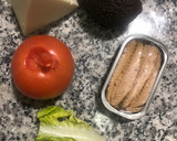 Foto del paso 1 de la receta: Ensalada de caballa, lechuga tomate, queso y aguacate