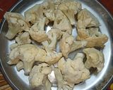 A picture of step 1 of Cauliflower pakoda.