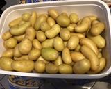 Une image de l'étape 1 de Pommes grenailles rôties à l'ail aux épices et aux herbes.