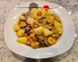 Foto del paso 5 de la receta: Patatas en salsa con langostinos y champiñones