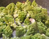 Foto del passaggio 2 della ricetta #Cavolfiore #romano con #pomodorini #secchi bio