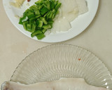 Foto del paso 1 de la receta: Lubina con gambas y almejas en salsa