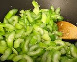 Foto langkah ke 3 dari resep Stir fry celery n garlic.