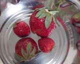 A picture of step 1 of Strawberry juice.