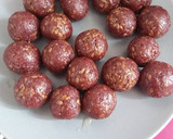 Foto del paso 2 de la receta: Bolitas energéticas de arándanos, nueces, almendras y uvas pasas