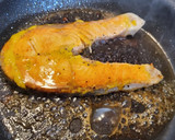Foto del paso 3 de la receta: Salmón a la plancha con mostaza y miel