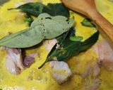 Foto langkah ke 5 dari resep Ayam Ungkep Air Kelapa Bumbu Kuning.