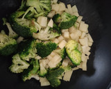 Foto del paso 5 de la receta: Rodaballo a la Plancha con Mayonesa de Humo y Brócoli y Patatas