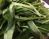 Foto langkah ke 1 dari resep Tumis kangkung sambal oncom.