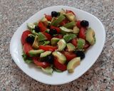 Une image de l'étape 6 de Salade d'avocat, laitue, tomate et olives 🥑🍅🥬🫒.