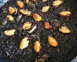 Foto del paso 9 de la receta: Arroz negro con sepia y mejillones