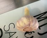 Une image de l'étape 1 de Salade de pommes de terre, tomates et oignon doux à l’ail frais et thon mariné.